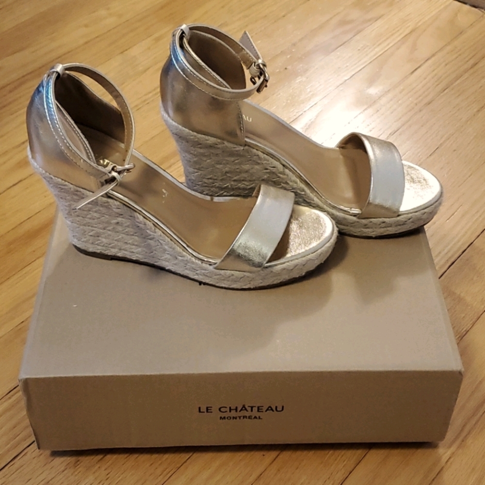 Wedge sandals with gold strap